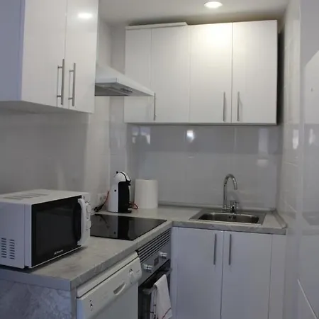 Nice Flat 10min From The Beach 아파트 *